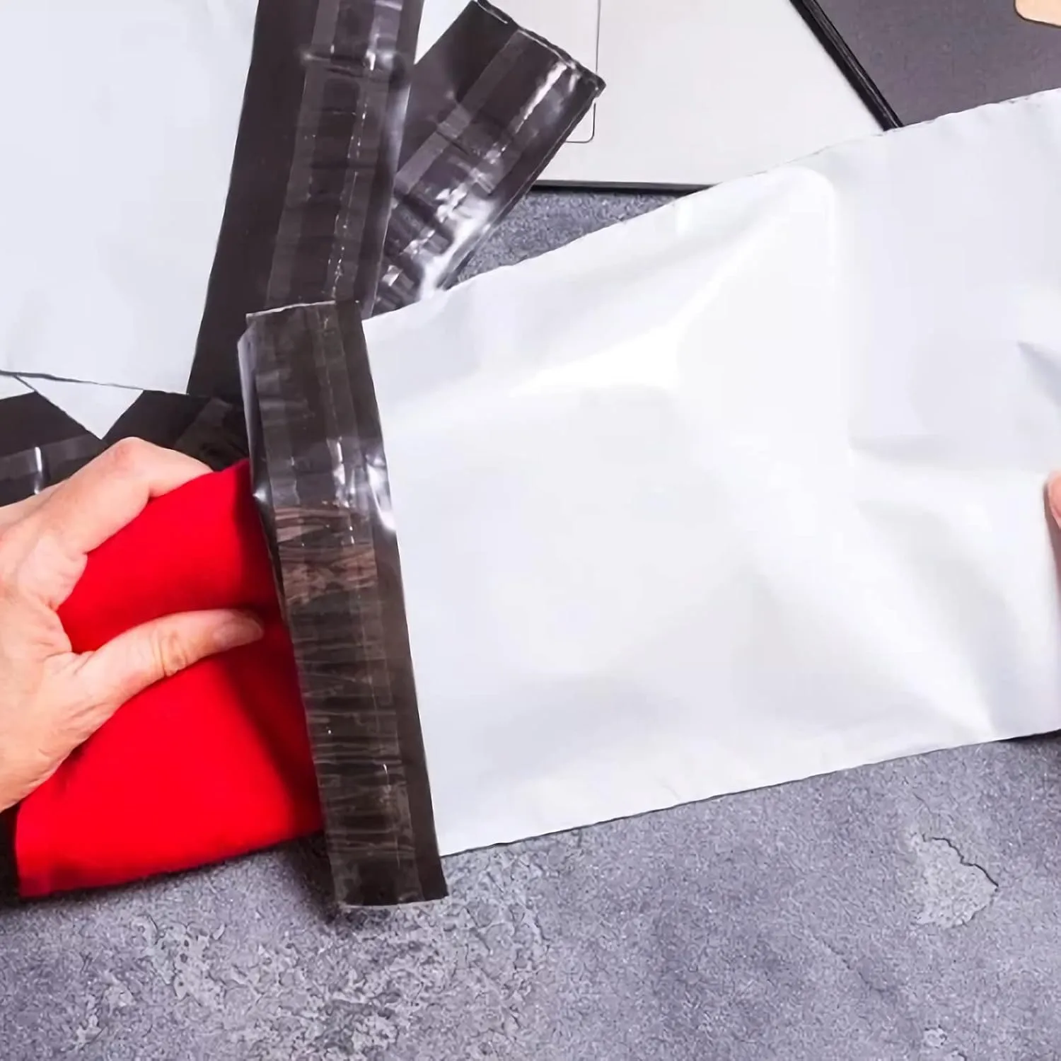 10x13-inch Poly Mailers 200pcs 2.5 Mil Envelopes Bags With Self-sealing Strip White Poly Bags