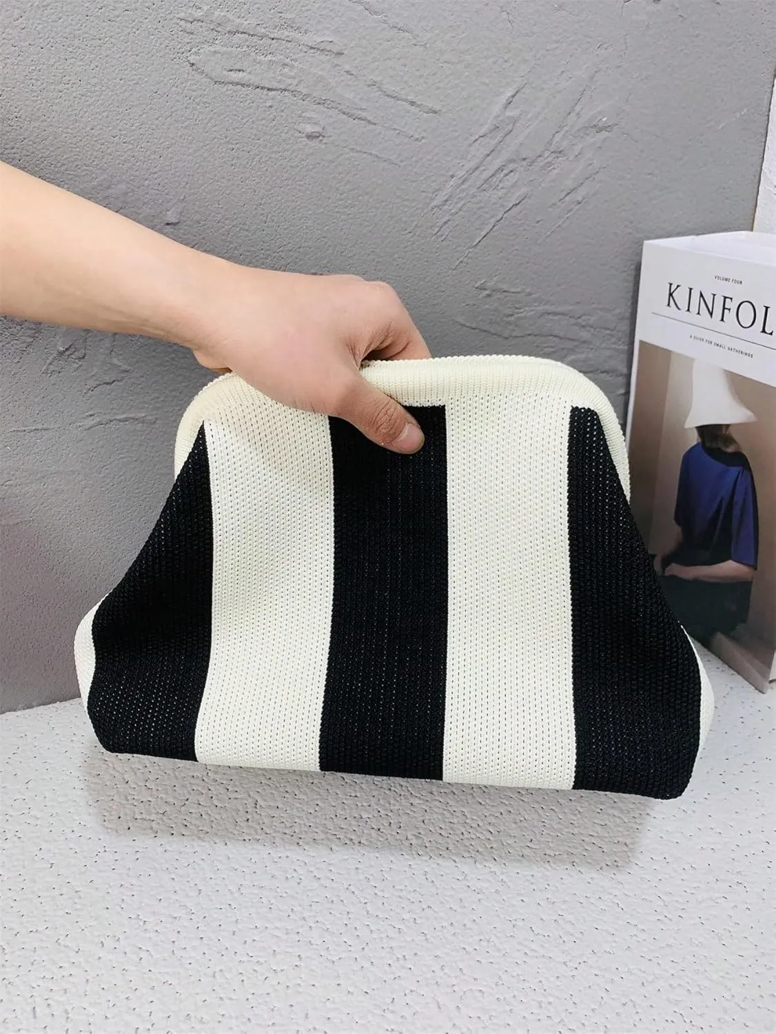 OYOANGLE Women's Striped Print Kiss Lock Crocheted Clutch Purse Casual Large Capacity Make Up Handbags